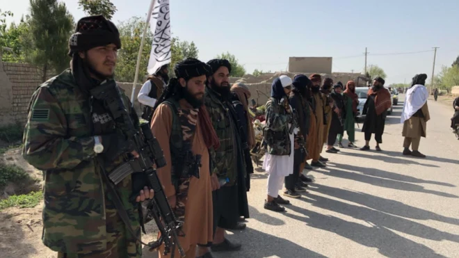 중무장한 탈레반 반군이 있는 탈레반 체크 포인트