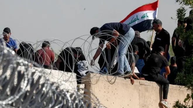 أنصار الصدر يتسلقون سورا في المنطقة الخضراء