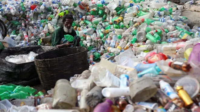 Plastik toplayan bir kişi