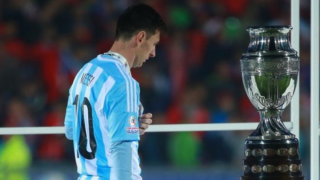 Lionel Messi pasa al costado de la Copa América tras perder la final contra Chile en 2015.