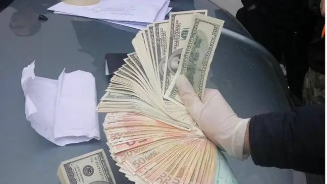 Аваков оприлюднив фото з моменту затримання чиновників