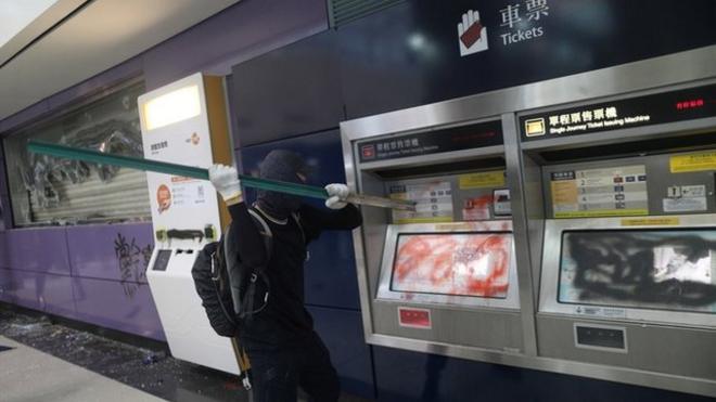 有示威者在東涌地鐵站破壞購票機及閘機，並於機件上噴漆
