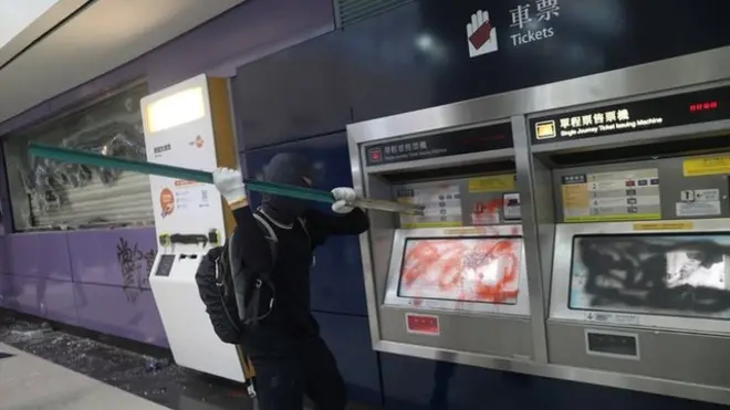 有示威者在东涌地铁站破坏购票机及闸机，并于机件上喷漆。