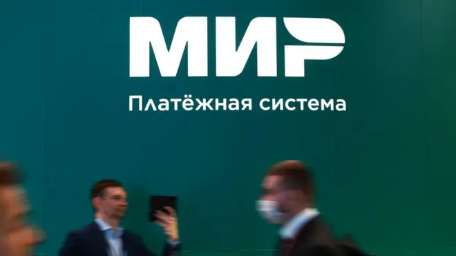 Россиянинг "Мир" тўлов тизими логоси ва одамлар