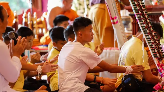Sebagian remaja yang terjebak di gua berdoa di kuil di hari pertama diizinkan pulang dari rumah sakit.