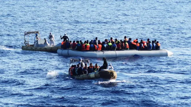 Мигранты отправляются по морю в Европу на утлых и небезопасных плотах