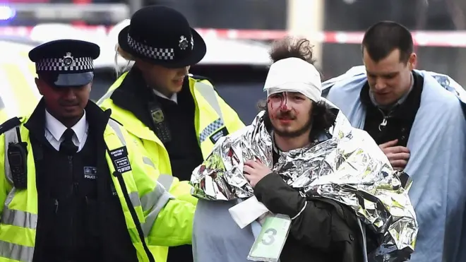 Al menos 20 personas resultaron heridas en el ataque.