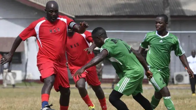 Liberia George Weah dey control ball for field