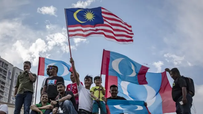 Warga Malaysia mengalami lembaran baru dalam sejarah mereka ketika koalisi Barisan Nasional yang berjaya selama 61 tahun akhirnya ditumbangkan oleh oposisi Pakatan Harapan.