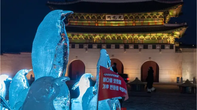 광화문 앞 얼음 펭귄