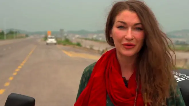 کینیڈا سے آئی 'موٹر سائیکل گرل' نے اب تک بغیر کسی سکیورٹی اور کیمرہ کریو کے گوادر تک سفر کیا ہے