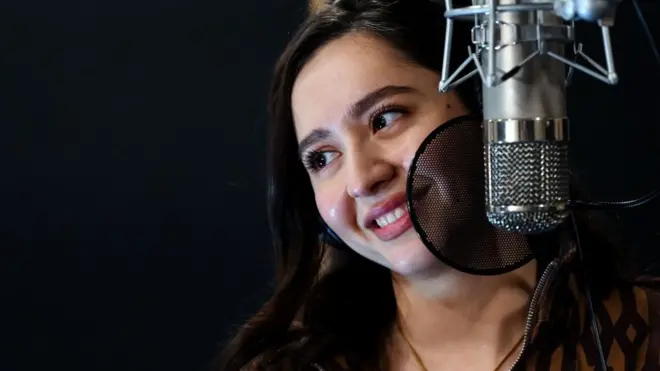 تعهدت المغنية الروسية بمواصلة التسجيل والأداء