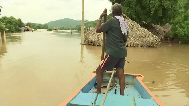 గోదావరి వరదలో మునిగిపోయిన ఇళ్లు
