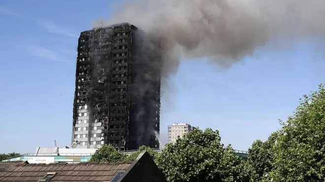 Пожар вспыхнул в начале ночи и за несколько часов огромное здание сгорело полностью