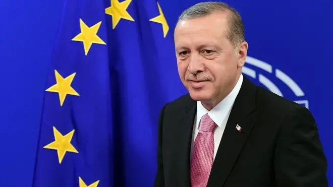 Məqalədə deyilir ki, Ankara və Avropa arasında gərginlik cənab Erdoğan konstitusiya dəyişikliklərinə dair referendumda cüzi səs çoxluğu ilə qalib gəldikdən sonra daha da artıb.