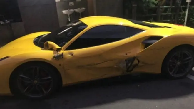 Hasar gören bir Ferrari