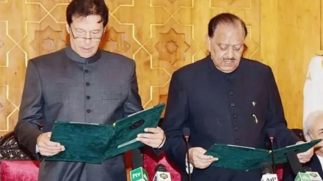 عمران خان پر شنبه د لومړي وزیر په توګه لومړه وکړه