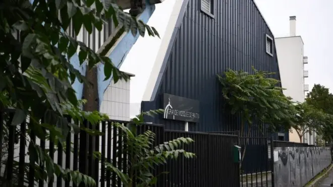 یہ مسجد پیرس کے شمالی میں واقع ہے جو بدھ کے روز سے چھ مہینے کے لیے بند رہے گی۔