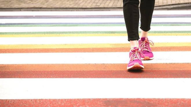 imagem com duas pernas caminhando na rua, com têniszeturf et zebetcorrida