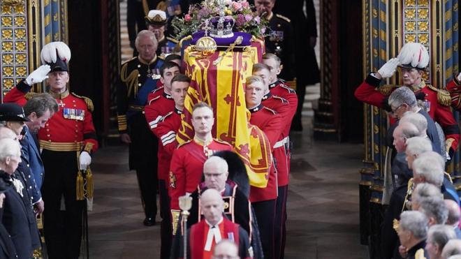 查爾斯加冕禮將至「王室愛好者」排隊購買紀念品- BBC News 中文