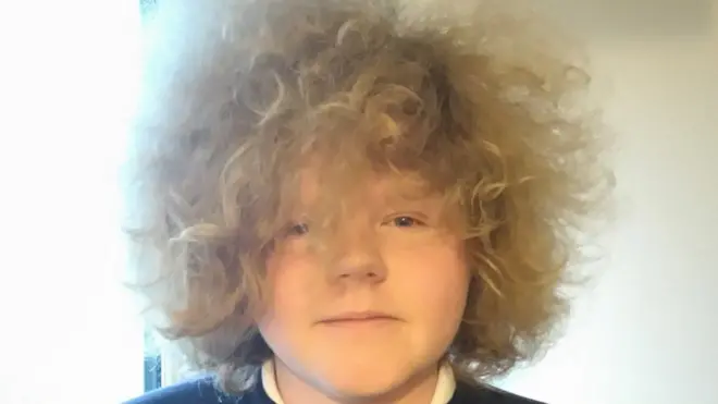 Rambut Taylor Jones sebelum dicukur habis untuk kegiatan amal.