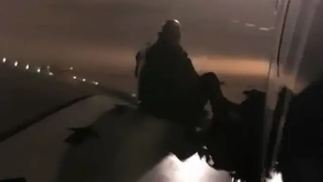 تضاربت الأقاويل حول سبب قيام المسافر البولندي بهذه الخطوة