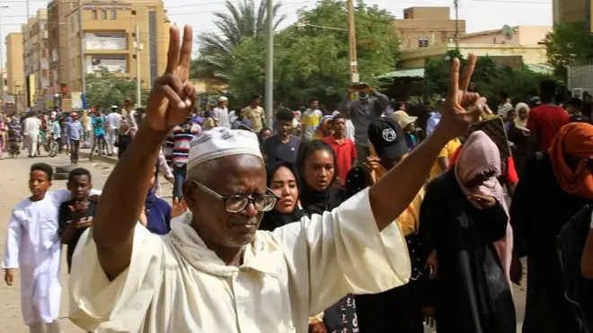 عاود المحتجون السودانيون الجمعة التظاهر ضد الانقلاب العسكري في الخرطوم،