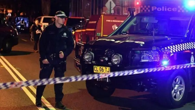 Polisi anti-teror Australia melakukan sejumlah penggrebekan di sejumlah lokasi di pinggiran Kota Sydney.