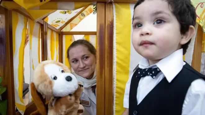 Некоторые считают, что празднование Дня матери может травмировать воспитанника детского дома (архивное фото)
