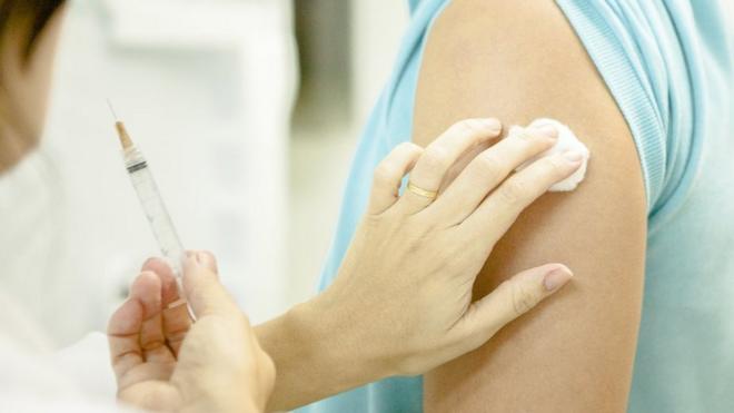 Pessoa é vacinada contr a febre amarela