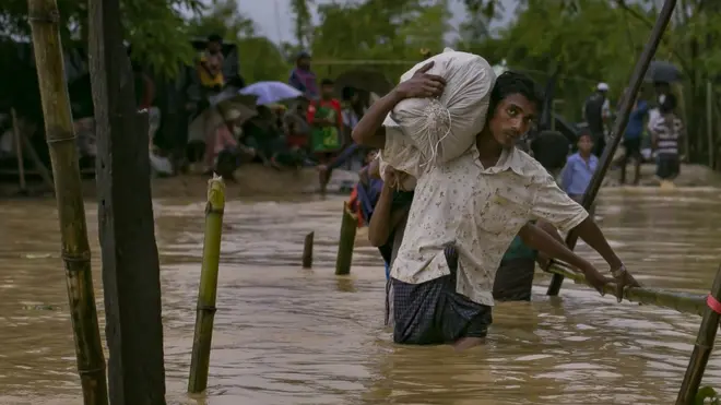 Lebih dari 400.000 warga minoritas Muslim Rohingya meninggalkan Rakhine ke Bangladesh untuk menghindari gelombang kekerasan.