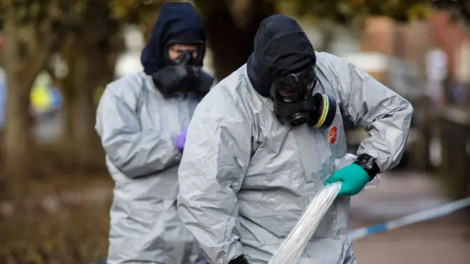 Люди в противогазах