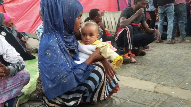 Baqattoonni Somaaleerraa dhufan daandii gubbaa qubatan