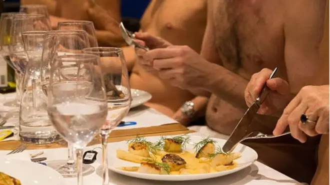 Первый нудистский ресторан в Париже закрывается из-за недостаточного числа посетителей.