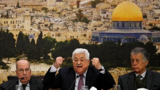 الرئيس الفلسطيني محمود عباس وصف مقترحات ترامب بشأن حل الصراع مع الإسرائيليين بأنها "صفعة العصر"