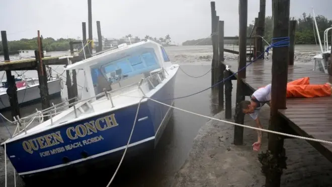 Muchos barcos "encallaron" en la arena en Tampa cuando el mar se retiró.