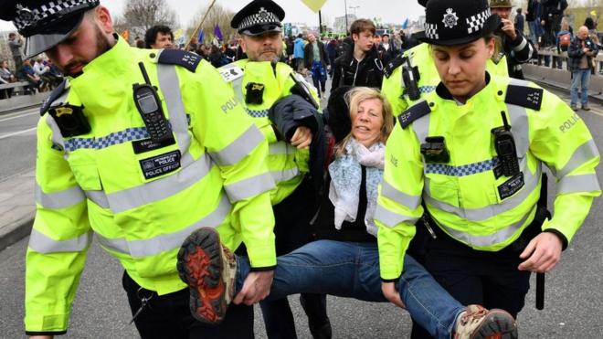 在泰晤士河上的滑鐵盧大橋，許多抗議者被警方逮捕。