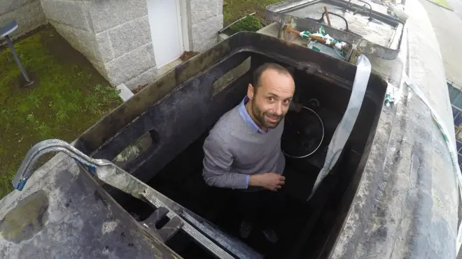 Javier Romero visitando el narcosubmarino para uno de los reportajes en su periódico La Voz de Galicia.