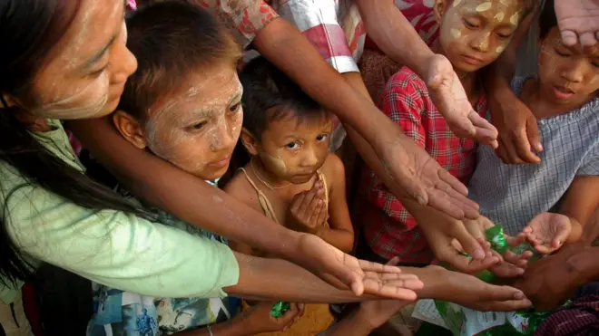 أطفال ينتظرون بعض الطعام