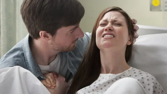 Proses melahirkan yang menyakitkan.