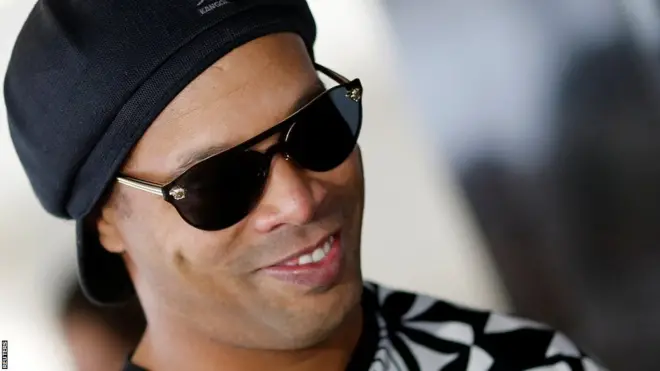 Ronaldinho, Fluminese Spor Klubü'nde 5 yıl oynadıktan sonra 2015 yılında emekli olmuştu