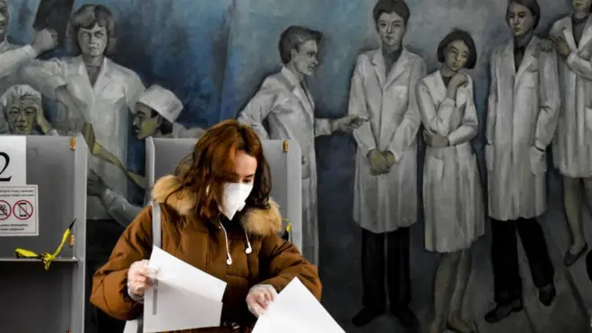 "Жалпы иш" коомдук фонду шайлоо участкаларынын 16 пайызы коронавируска байланыштуу санитардык эрежелерди толук аткарбай жатканын билдирди.