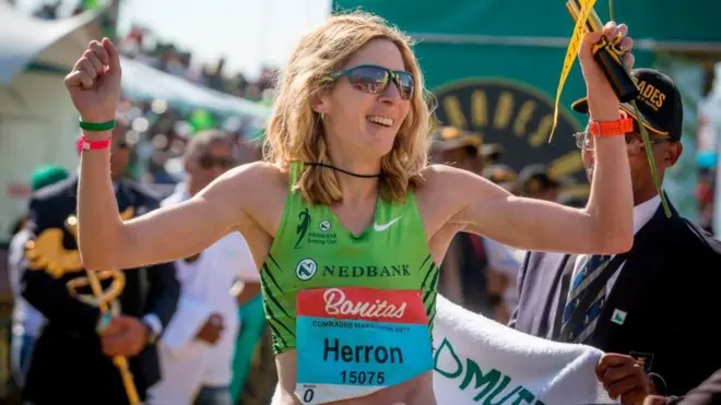 Herron al ganar el ultramaratón "Comrades" de 89km entre las ciudades de Durban y Pietermaritzburg, en Sudáfrica, en 2017.