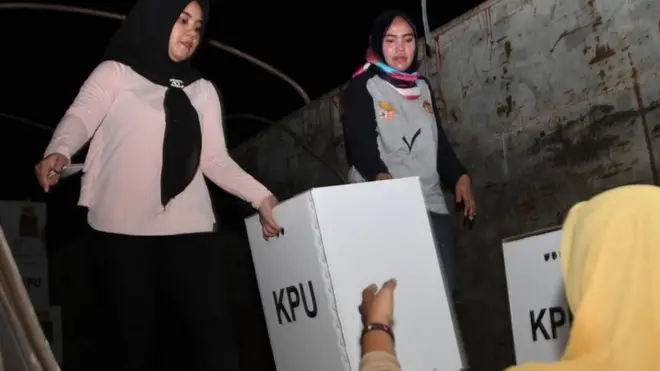 Pekerja menurunkan logistik surat suara pemilu 2019 hasil rekapitulasi tingkat kecamatan di gudang KPU Daerah Kendari, Kendari, Sulawesi Tenggara, Kamis (25/4). Sejumlah Panitia Pemilihan Kecamatan (PPK) telah selesai melakukan rekapitulasi surat suara Pemilu dan selanjutnya akan dilakukan penghitungan atau rekapitulasi di tingkat KPU Daerah Kendari pada tanggal 5 Mei 2019.