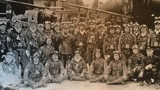 โอซามุ ยามาดะ ผู้รอดชีวิตจากภารกิจกามิกาเซ และเหล่าเพื่อนทหารของเขา ซึ่งส่วนใหญ่เสียชีวิตในการขับเครื่องบินพุ่งชนเป้าหมายของศัตรูระหว่างสงครามโลกครั้งที่ 2