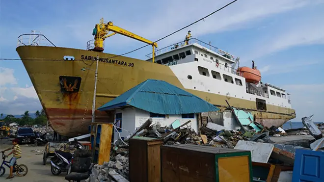 Tsunami melanda Kota Palu dan sekitarnya tiga menit setelah gempa.
