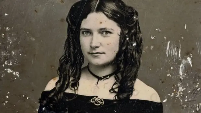 داگرے ٹائپ کی فوٹوگرافی میں ایک نوجوان عورت کی تصویر۔