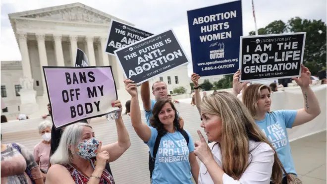 Manifestantes pró-aborto enfrentaram opositoresblaze online casino como jogarprotestos fora da Suprema Corte dos EUA neste fimblaze online casino como jogarsemana