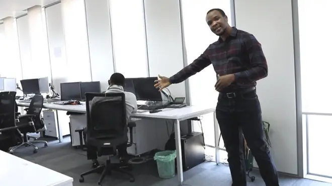 'Social Distancing' ga-enye aka ịkwụsị mgbasa coronavirus