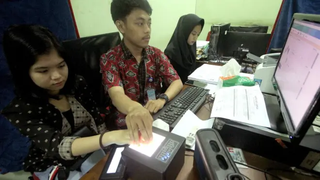 Warga melakukan perekaman data KTP elektronik di Disdukcapil, Kabupaten Bogor, Jawa Barat, Kamis (24/5).